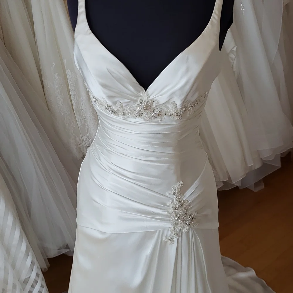 Silky satin Maggie Sottero gown - Picture 2 of 7